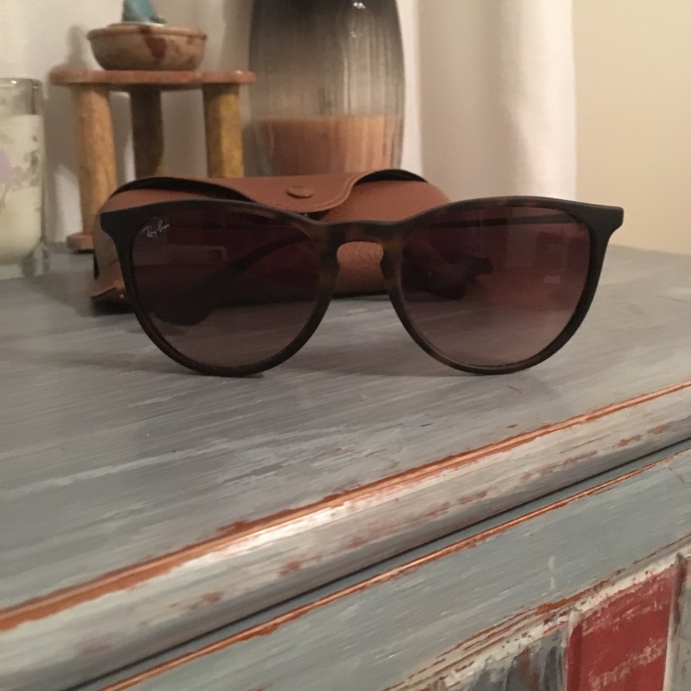 Ray ban women’s Erika sunglasses no scratches